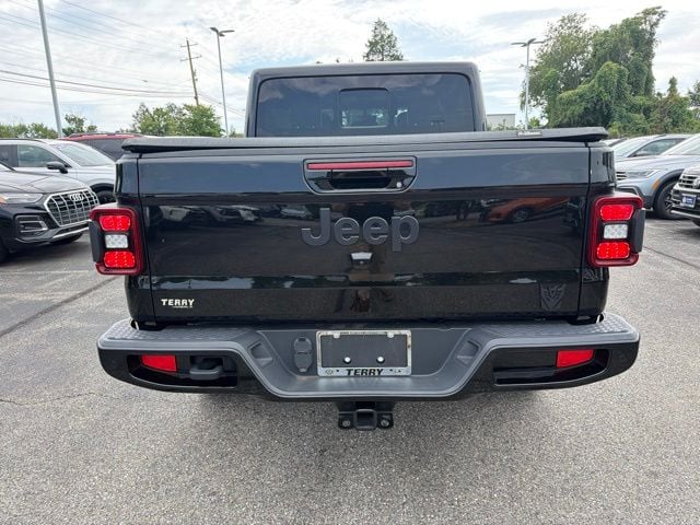 Pre-Owned 2022 Jeep Gladiator Overland - photo - 1