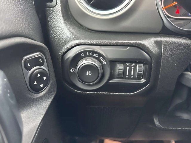 Pre-Owned 2022 Jeep Wrangler Unlimited Sahara - photo - 8