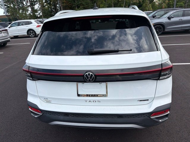 Pre-Owned 2025 Volkswagen Taos 1.5T SE - photo - 1
