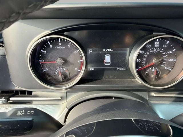 Pre-Owned 2024 Kia Carnival LX - photo - 29