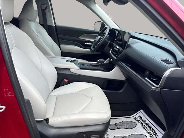 Pre-Owned 2024 Toyota Grand Highlander XLE - photo - 16