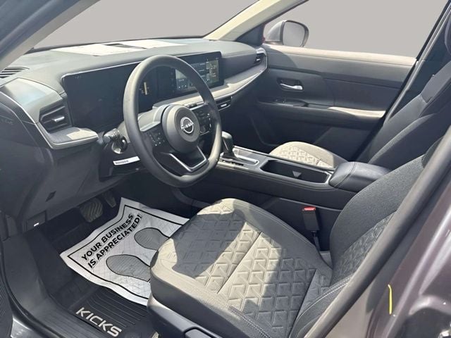 Pre-Owned 2025 Nissan Kicks SV - photo - 4