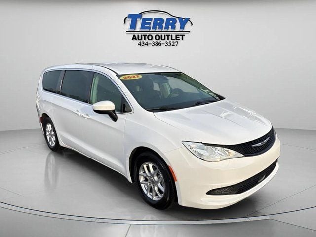 Pre-Owned 2022 Chrysler Voyager LX - photo - 1